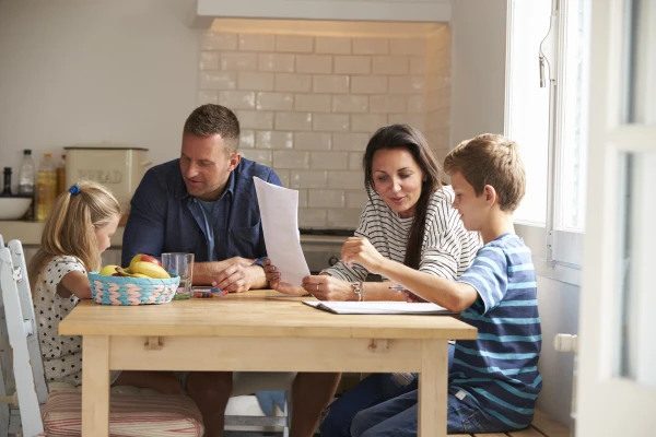 Tem filhos menores de 12 anos? Saiba se pode folgar ao fim de semana